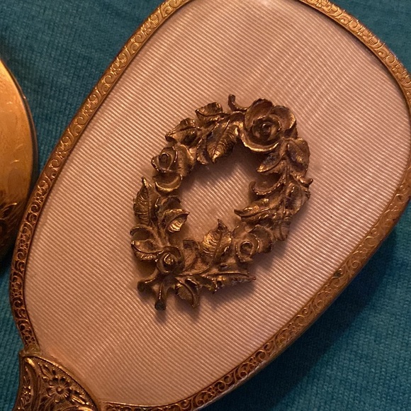 Elgin American. Vintage Compact with Mirror & Hairbrush - Picture 4 of 8